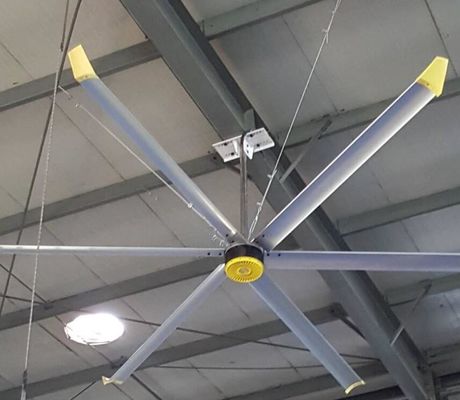 HVLSの特大の天井に付いている扇風機