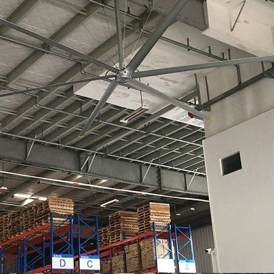 良い価格 ギアボックスモーターまたはPMSMモーターを備えた工業用天井扇風機 ワークショップ換気と冷却目的の空気吹き風機として配置されたHVLS扇風機 オンライン